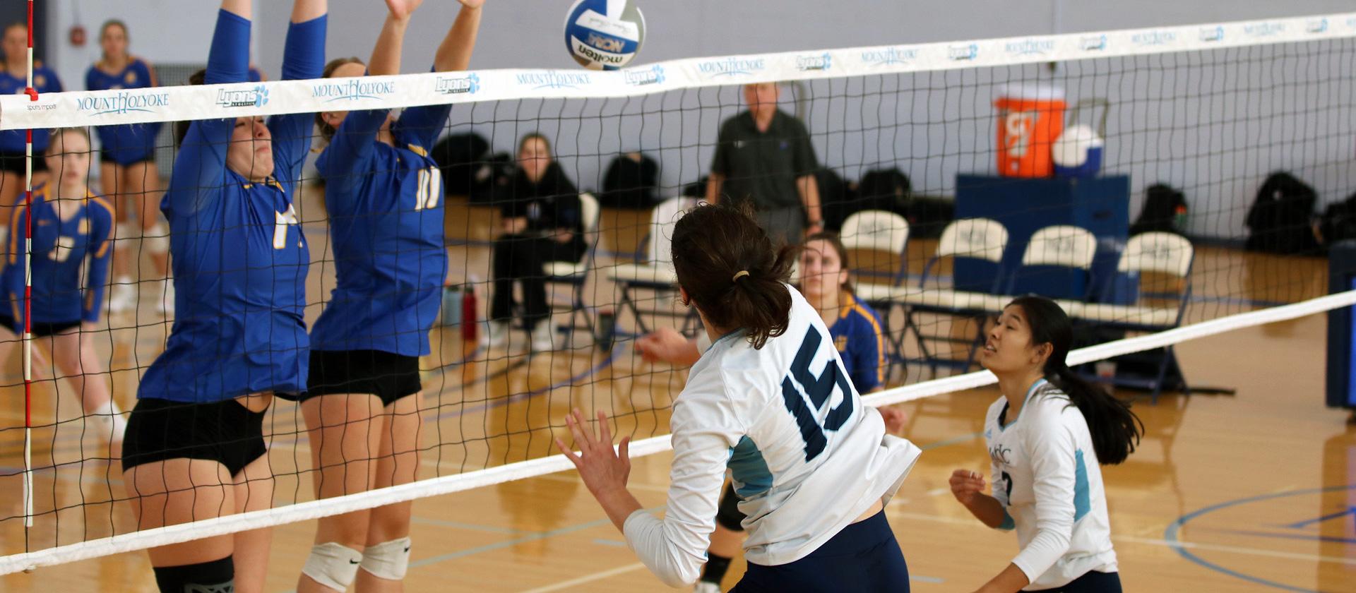 Madeline Barton (15) and Mount Holyoke swept a pair of matches against Worcester State on Oct. 22, 2022. (Courtesy Marlon Rimando)