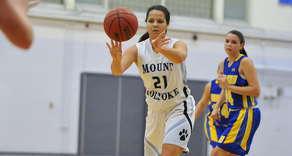 Basketball Falls to MIT in NEWMAC Action