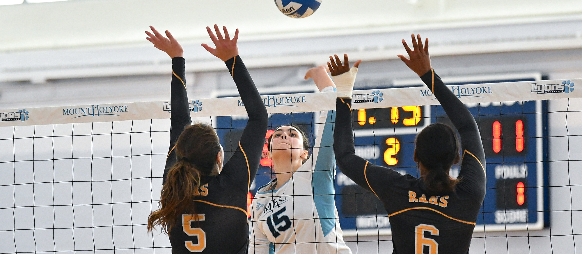Volleyball Falls to Smith to Open NEWMAC Play